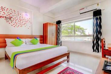 Отель Treebo Atithi Comforts, 1 Km From Nisargadhama Forest