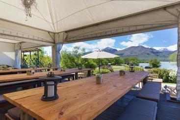 הוסטל Kinloch Wilderness Retreat