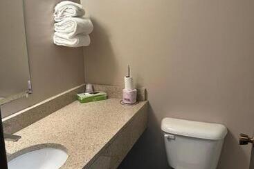 فندق على الطريق Cedar Inn