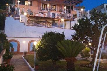 Aamiaismajoitus (B&B) Garden On The Sea