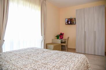 تختخواب و صبحانه English Inn Rooms