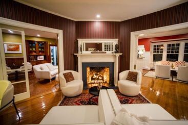 צימר Lindenwood Inn