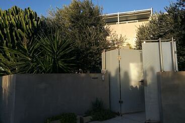 צימר Art House Quartu   Margine Rosso