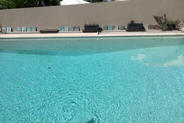 تختخواب و صبحانه Art House Quartu Margine Rosso