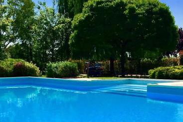 تختخواب و صبحانه Casale Belriguardo