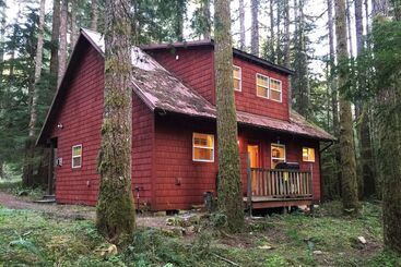 هتل Glacier Springs Cabin 12   Pet Friendly, Wifi, Air Conditioning, Sleeps 4