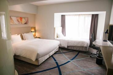 Отель Holiday Inn Express Chengde Downtown, An Ihg