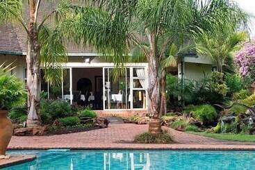 هتل Woodlands Guest Lodge