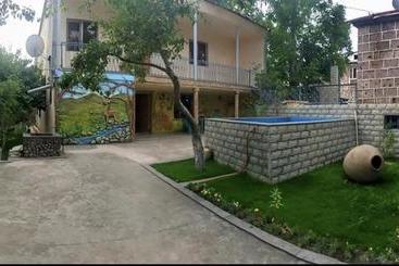 هاستل Garni Bread House