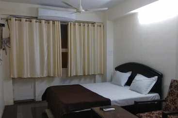 هتل Iroomz Subhadra Comforts