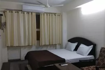 Hotel Iroomz Subhadra Comforts