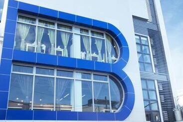 هتل Bed And Bath Serviced Suites