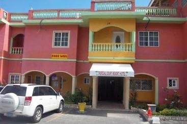 هتل Tropical Court