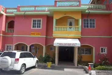 هتل Tropical Court