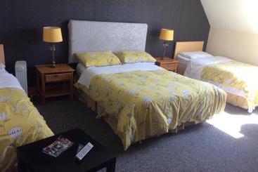 민박 Coach House Suites