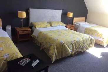 تختخواب و صبحانه Coach House Suites