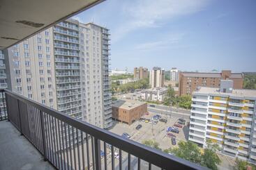 آپارتمانهای توریستها Obasa Six Three Suites Saskatoon