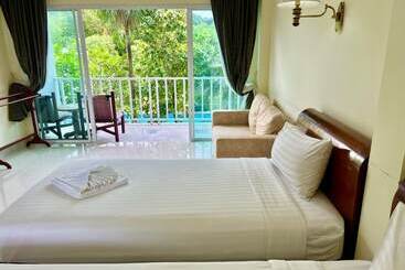 Hotelli Bora Bora Villa Phuket