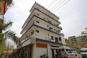 هتل Oyo 8905 Tapastali