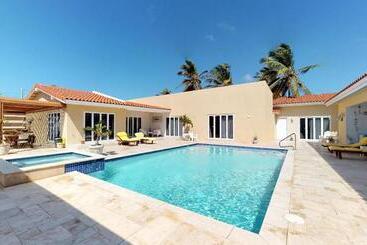 آپارتمانهای توریستها Arubas Bakval Suites