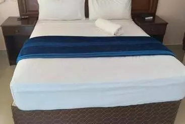 هتل Sunset Junction Lodges & Tours