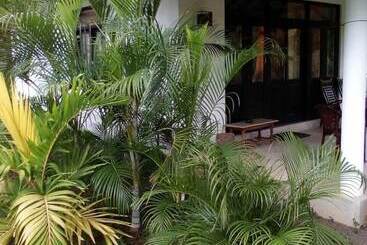 فندق Salt Lake Cabanas & Restaurant