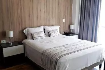 ホテル Urban Suites Apart