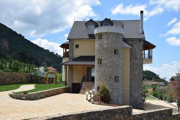 هتل Sofra E Shpatit