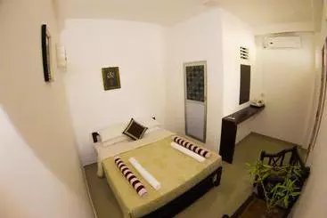 Bed and Breakfast A To Zee Airport Villa