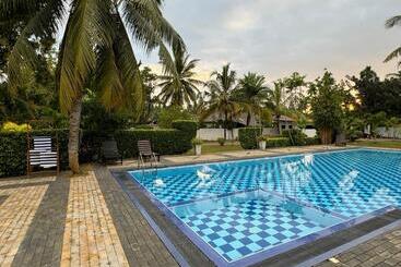 Shades Hotel & Villa