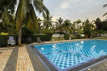 Shades Hotel & Villa