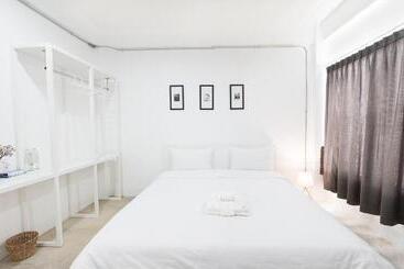 هاستل Flat White Cafe X Poshtel