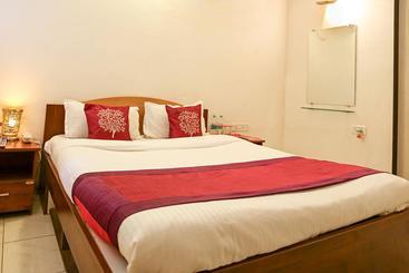 Oyo 10483 Hotel The Signature Crest