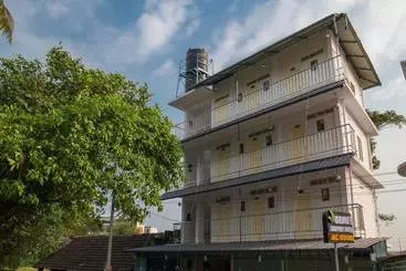 Hotel Gems 9 Airport