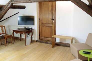 هتل Hôtel   Ferme Du Château D Ahin