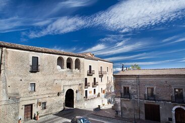 Отель Castello Di Altomonte
