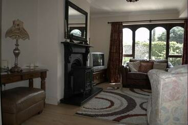 Old Orchard Lodge Bed And Breakfast