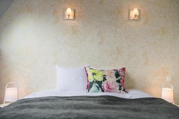 בית מלון כפרי Saintadalbert Residence  City Center