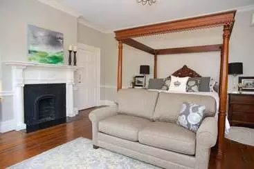 هتل Dinsmore Boutique Inn