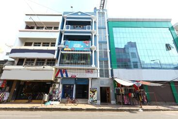 호텔 Fabexpress Santhi Inn   Near Promenade Beach