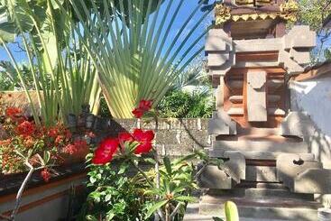 בית מלון כפרי Kubu Verra Seminyak