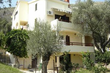 هتل Gregovic Apartments