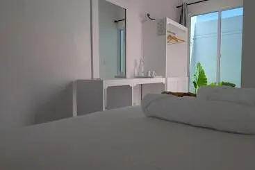 هتل Avi Guesthouse