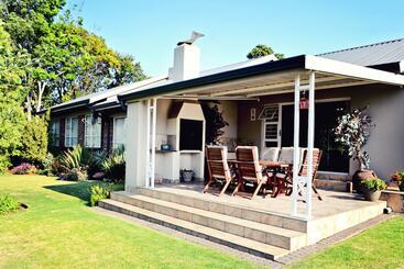 בית מלון כפרי Bokmakierie Gastehuis Emalahleni Pty Ltd