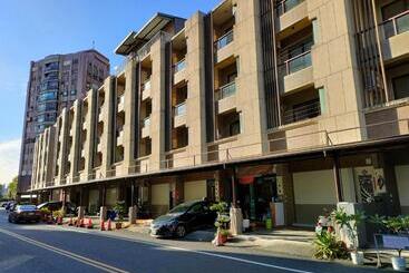 Hotel 愛慕蘭adore Yilan出差可報帳免費車位預約火車站400公尺轉運站650公尺羅東夜市900多公尺走捷徑