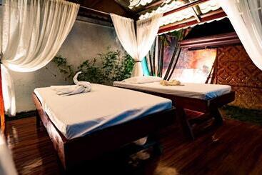 Coucou Bar Hotel And Restaurant