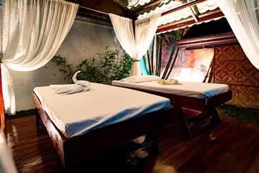 Coucou Bar Hotel And Restaurant