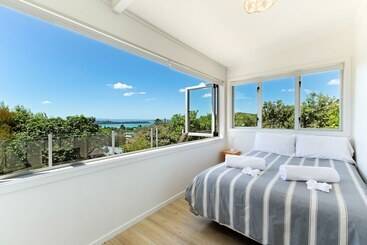 Tiri Cottage Seaviews In Oneroa