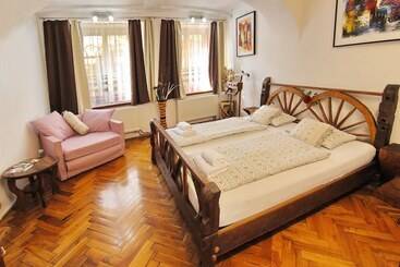 Hotel House Of Roses