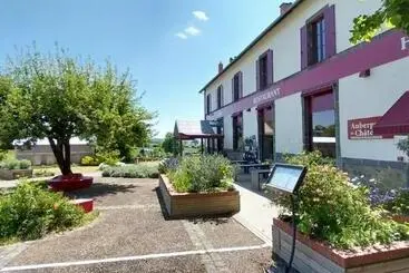 Otel Logis Hôtel Restaurant L Auberge Du Chateau